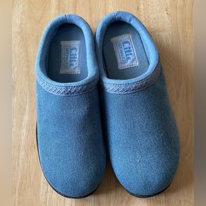 Womens Slip on shoes size 7.5